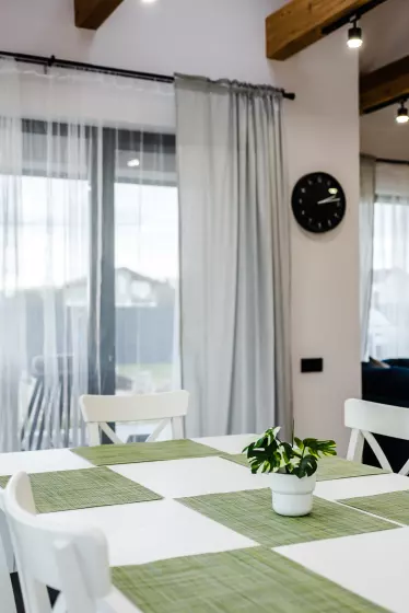 Гостиная-столовая — загородный дом 115 м² после ремонта под ключ